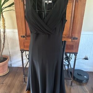 Evan Picone Black Sleeveless V-Neck Sheath Dress